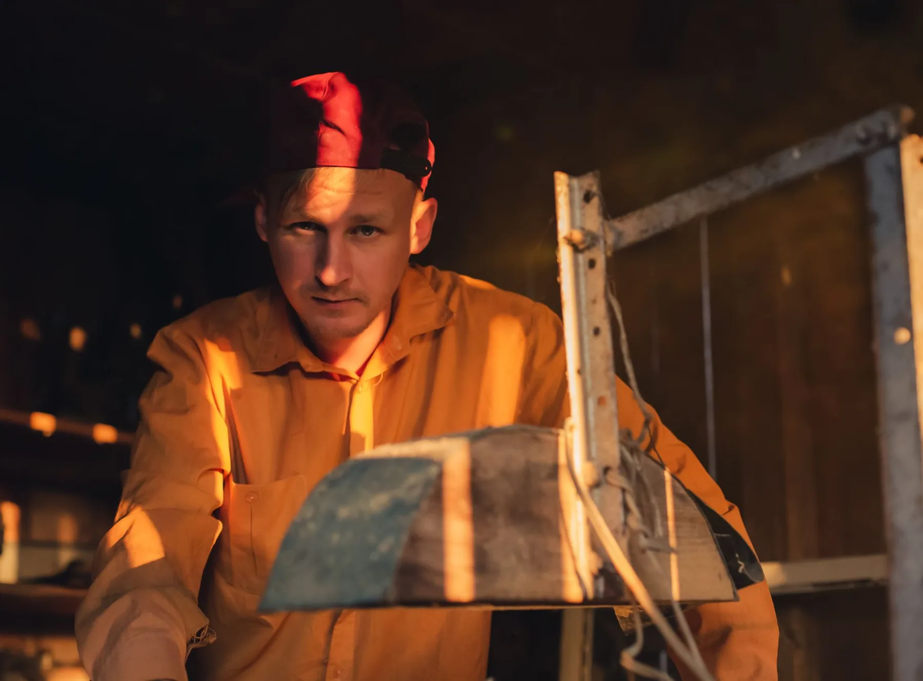 Un artisan dans son atelier, en fin de journée.